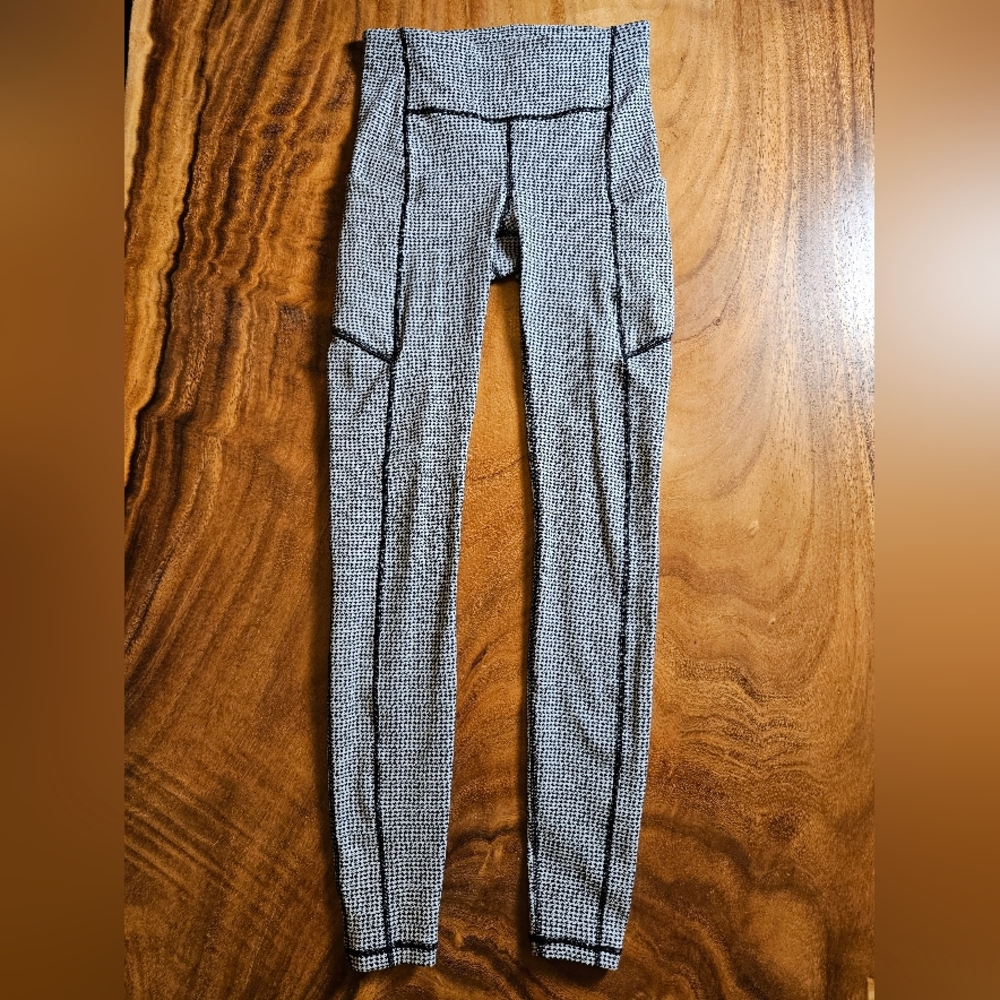 Lululemon Speed Up Tight Full-On Luxtreme Teeny Tooth White Black Size 2